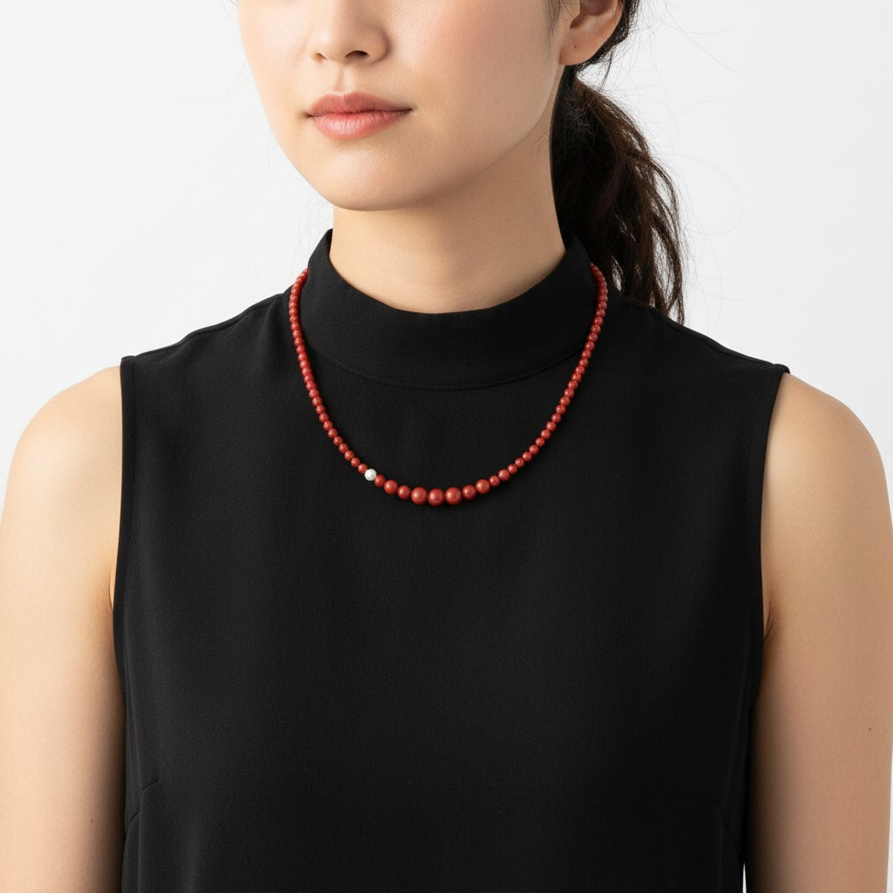 Collana Miluna Terra e Mare, Perla freshwater e Agglomerato di Corallo Rosso a Scalare - PCL4655
