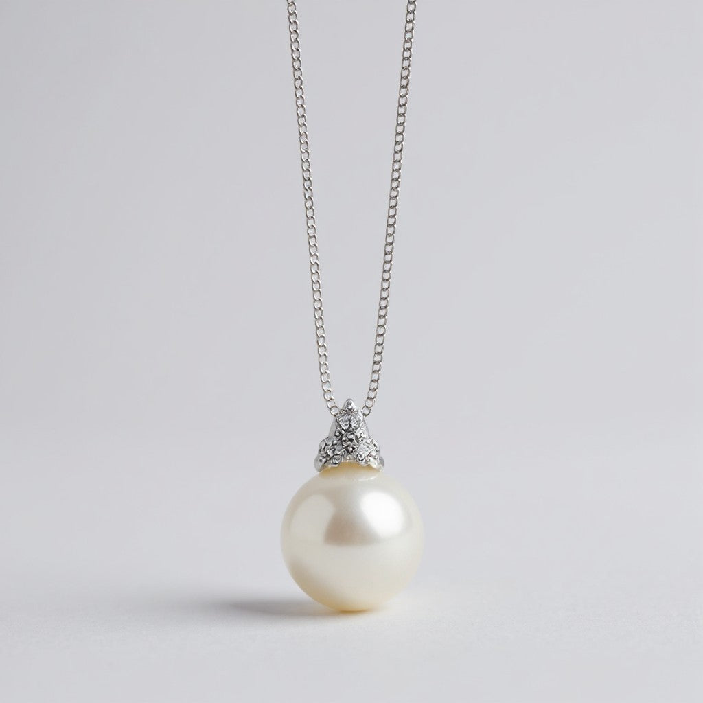 Miluna-Halskette mit Orientperle und drei Diamanten in 18 Karat Weißgold – PCL6269