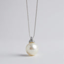 Miluna-Halskette mit Orientperle und drei Diamanten in 18 Karat Weißgold – PCL6269