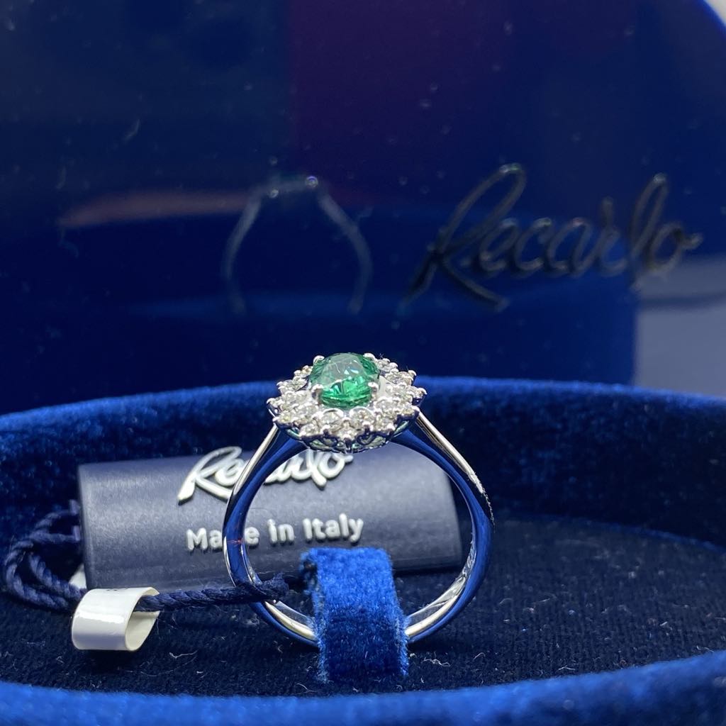 Anello Recarlo, collezione Camelia, in Oro Bianco 18kt, giro di Diamanti e Smeraldo centrale, 0.31ct di smeraldi - R77CC001/SM