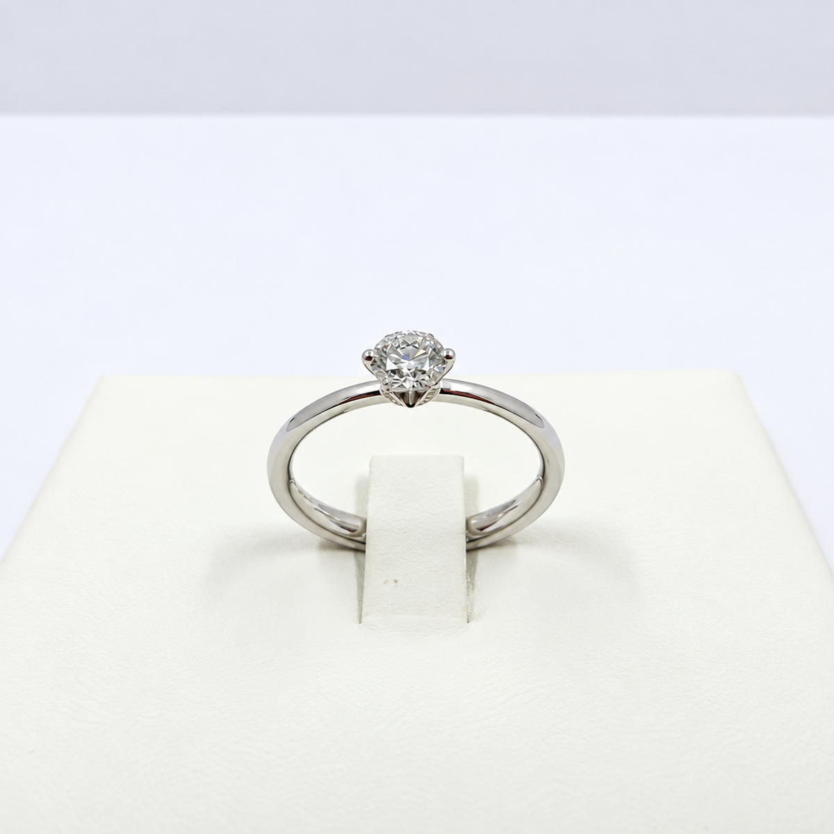 Giorgio Visconti Anello solitario in oro bianco 18 kt con diamante centrale ct 0,40 e diamanti laterali ct 0,05 - AB16612F
