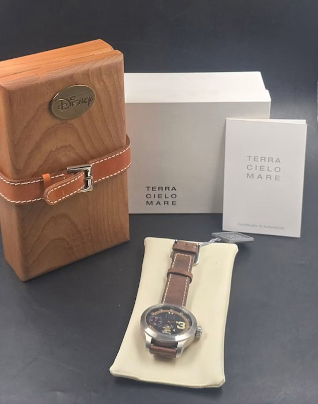 Orologio Terra Cielo Mare Disney Topolino Aviatore — 44 mm — Carica manuale Unitas 6497.1 con piccoli secondi, quadrante nero — NOS con scatola e garanzia originali - TC3000AC3PA