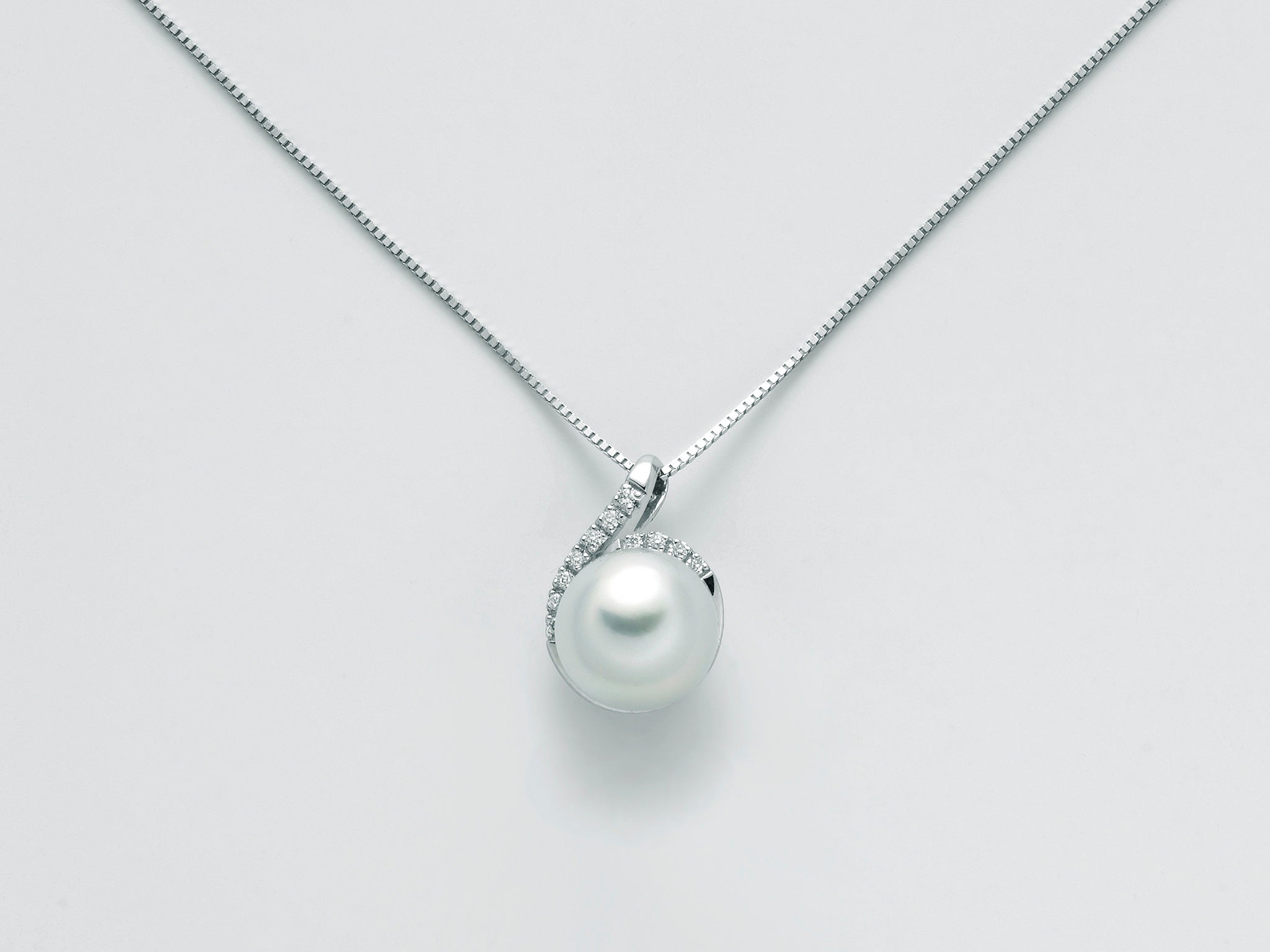 Collier en or blanc, perle d'Autriche et diamants - PCL5715A